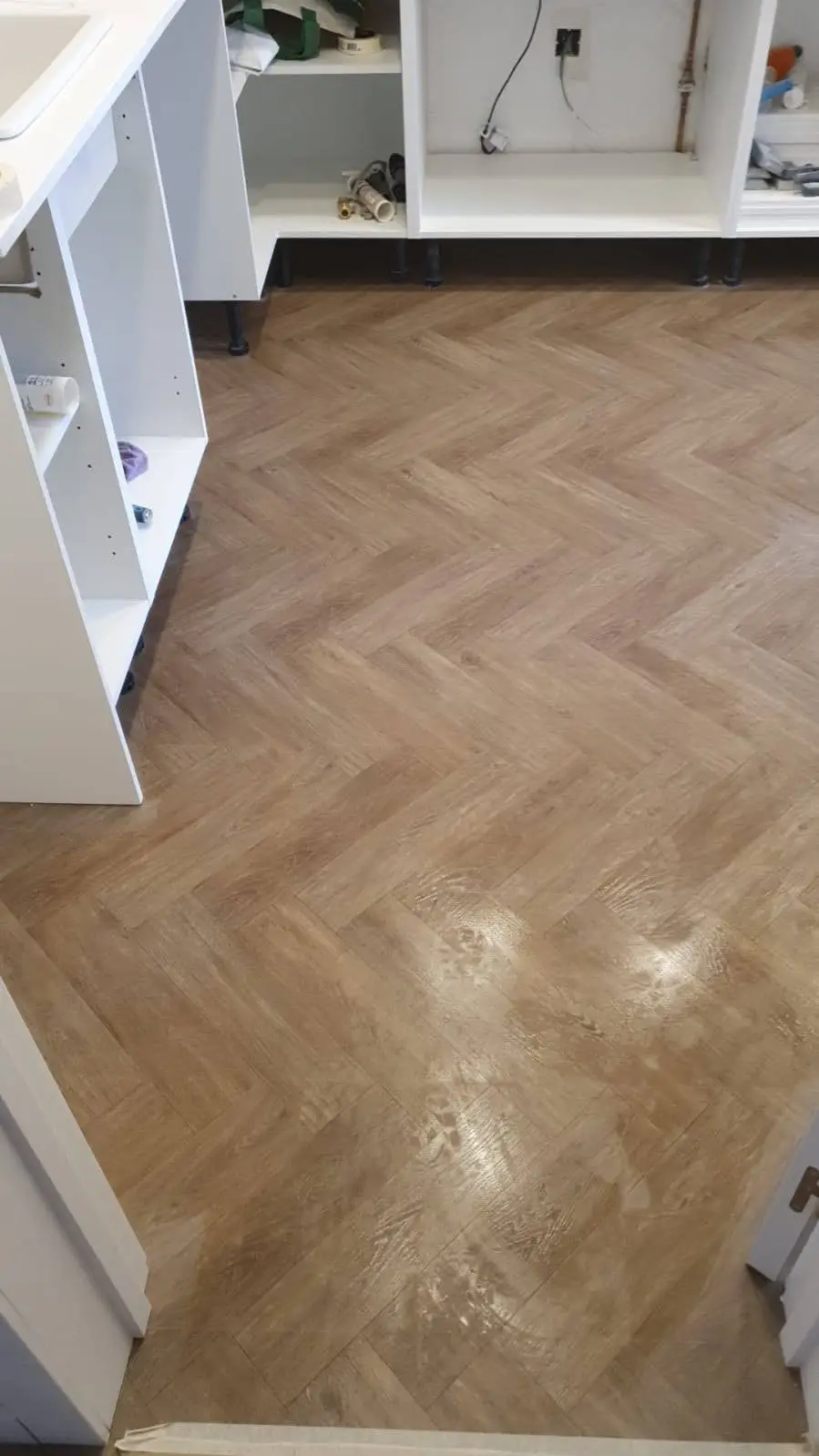 Suelo en espiga imitación madera instalado en cocina